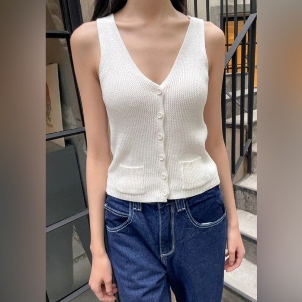 Brandy Melville Top Elizabeth Knit Sweater Vest Ivory Womens Small‎ Button Front